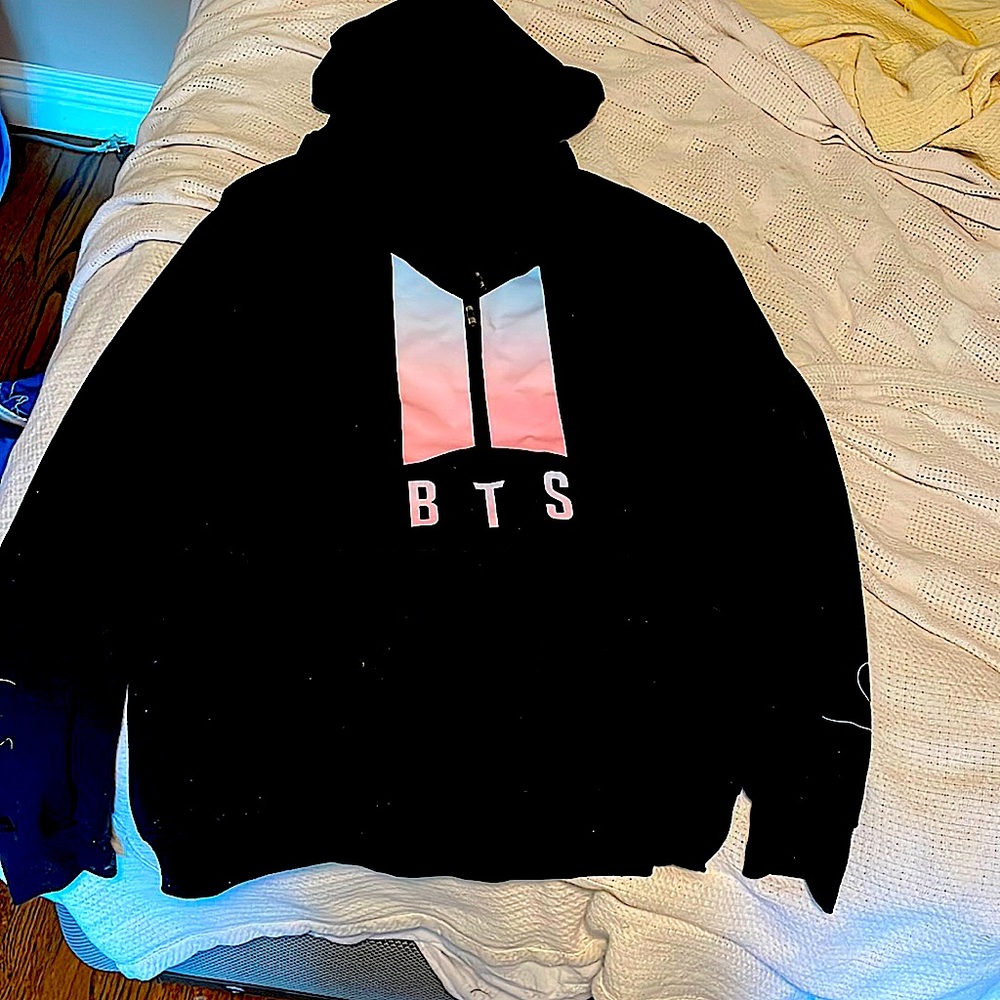 This is a brand new bts sweatshirt . Too small for me . It’s a s-m. Cotton comfy